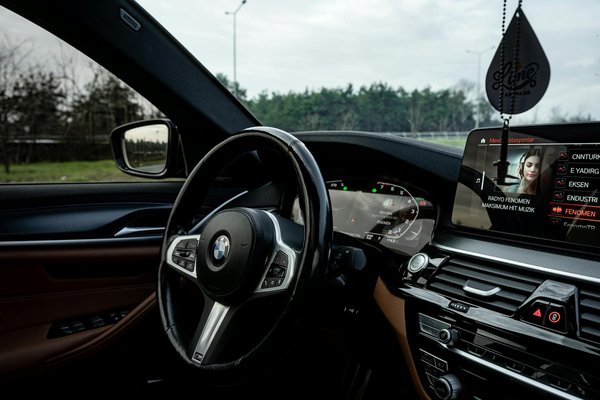 Wie kombiniert man verschiedene Texturen für ein interessantes Outfit?